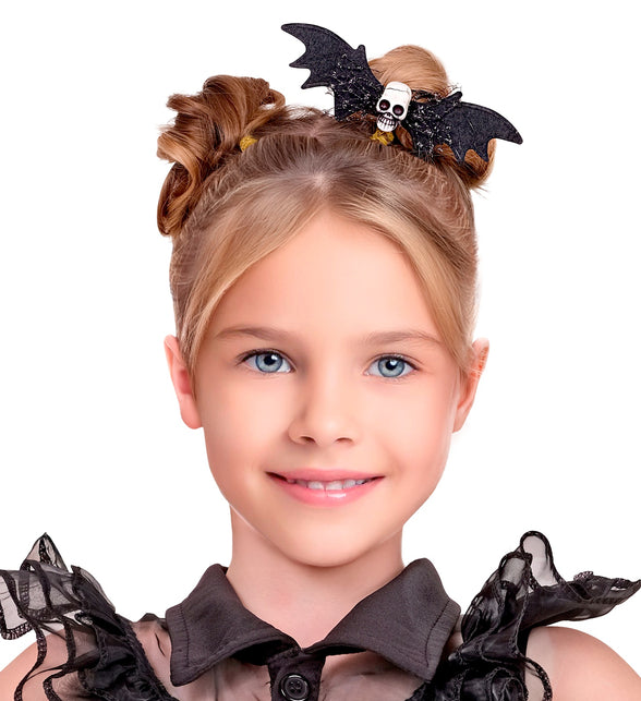 Haarclip vleermuis met schedel in knotje bij zwarte Halloweenblouse