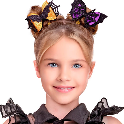 Haarclips vleermuis en spinnenweb in twee knotjes bij zwarte jurk voor Halloween