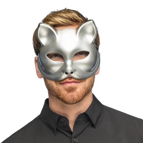Halfmasker kitty zilver gedragen op het gezicht, bedekt ogen, neus en wangen tijdens een gemaskerd bal