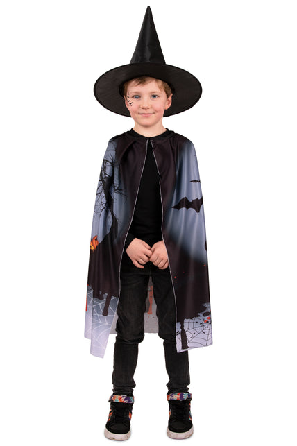 Halloween cape met heksenhoed op kind, cape met vleermuizen en pompoenen voor Halloween