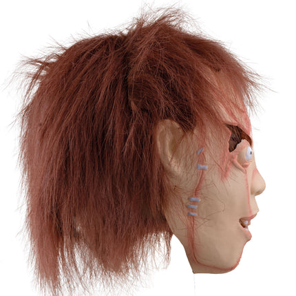 Halloween masker bad boy van de zijkant met blauwgrijze stiksels langs de wang en lang rossig haar
