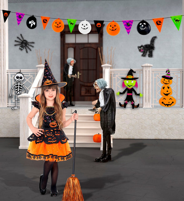 Halloween slinger meerkleurig opgehangen boven een voordeur tijdens een halloweenfeest