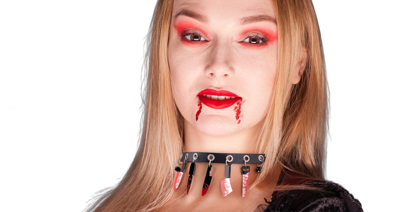 Halsband met mes bijl en zaag gedragen om de hals bij een horrorlook met bloedschmink voor Halloween