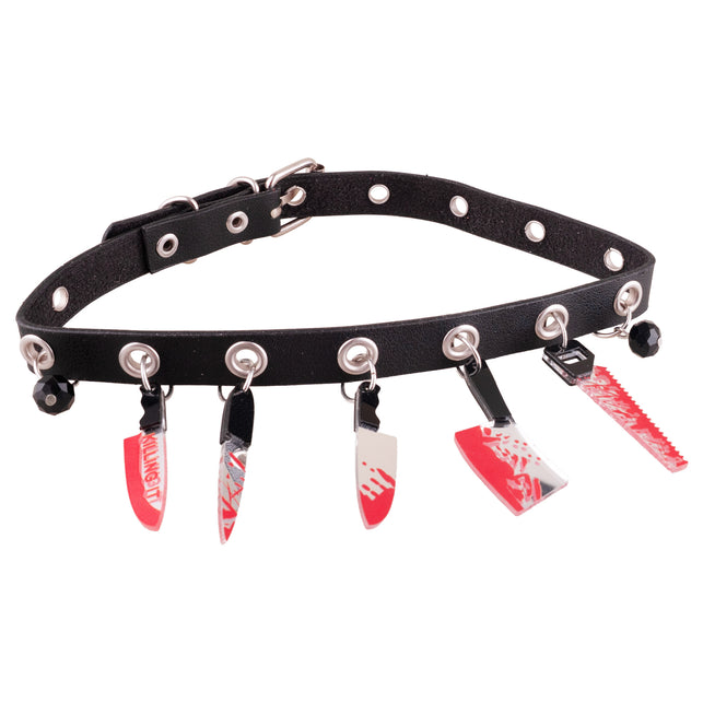 Halsband met mes bijl en zaag, zwarte band met zilverkleurige ringetjes en vijf bloedige hangers