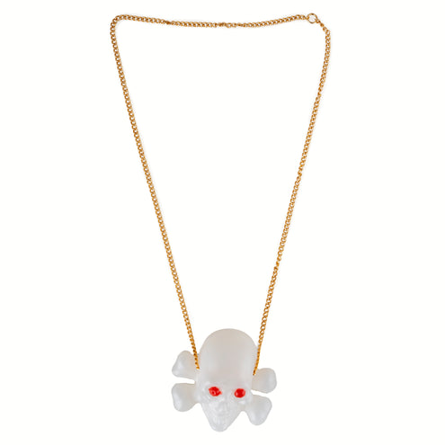 Halsketting doodskop wit met rode ogen en gekruiste botten aan goudkleurige schakelketting voor Halloween