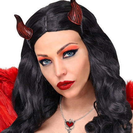 Halsketting Duivels Hart gedragen op de hals bij een duivelslook voor Halloween