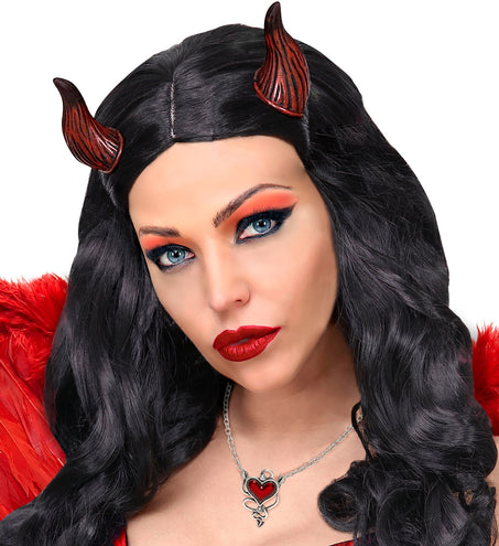 Halsketting Duivels Hart gedragen op de hals bij een duivelslook voor Halloween