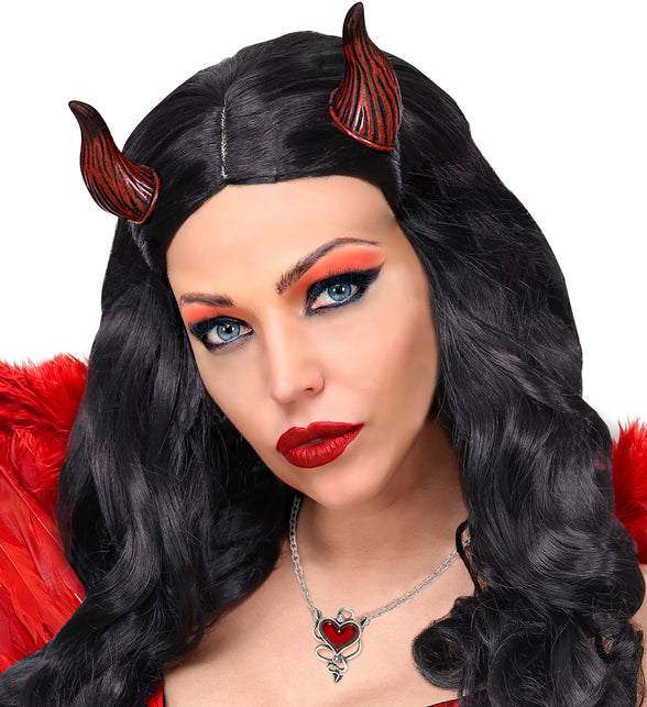 Halsketting Duivels Hart gedragen op de hals bij een duivelslook voor Halloween