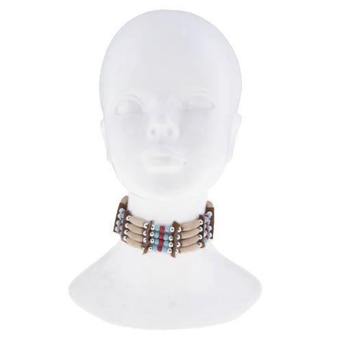 Halsketting indiaan Atepa als brede kralenchoker om de hals van een paspop, voor een indianenkostuum met carnaval