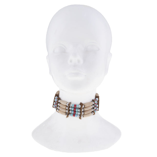 Halsketting indiaan Atepa als brede kralenchoker om de hals van een paspop, voor een indianenkostuum met carnaval