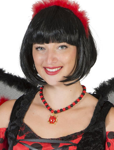 Halsketting lieveheersbeestje gedragen door dame bij een rood-zwarte verkleedoutfit