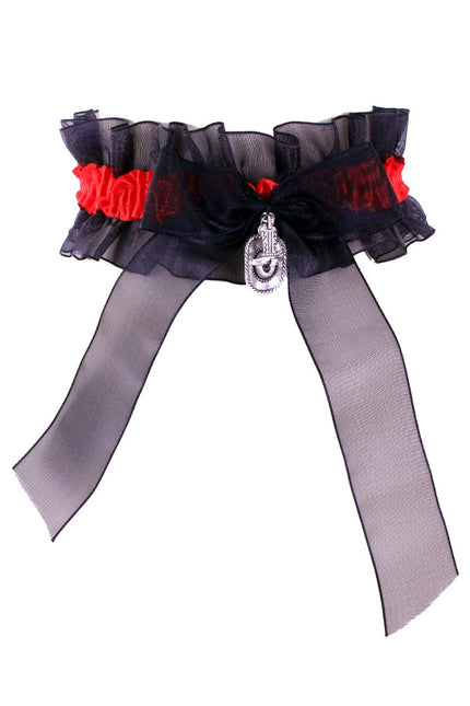 Halsketting van zwart kant met rood lint, zwarte strik en zilverkleurige hanger voor een gothic look