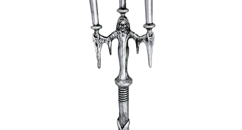 Hand kandelaar in zilver met een gekapte griezelfiguur die drie kaarsen met rode vlammetjes omhooghoudt, voor Halloween