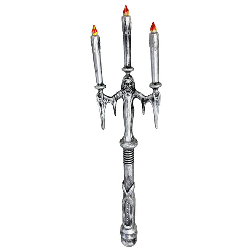 Hand kandelaar in zilver met een gekapte griezelfiguur die drie kaarsen met rode vlammetjes omhooghoudt, voor Halloween