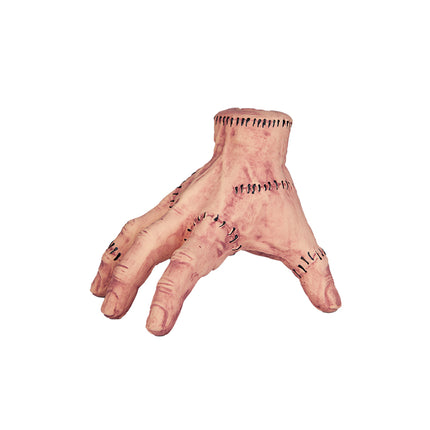 Hand Thing met gehechte wonden van latex, staand op gekromde vingers met holle pols, halloweendecoratie