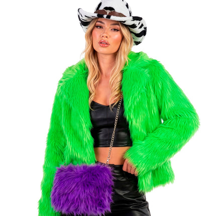 Handtas lang pluche paars schuin over de schouder bij een discolook met groene jas