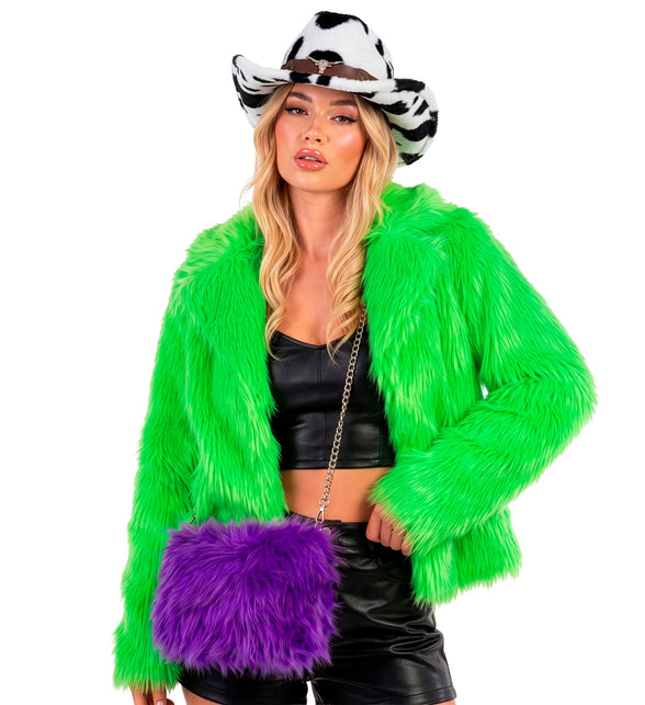Handtas lang pluche paars schuin over de schouder bij een discolook met groene jas