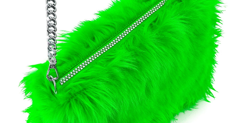 Handtas neon groen van lang pluche met zilverkleurige schakelketting en rits over de bovenkant