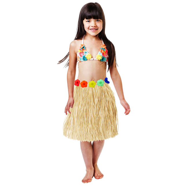 Hawaii rokje van naturel raffia met rij gekleurde bloemen op de taille, gedragen door een meisje