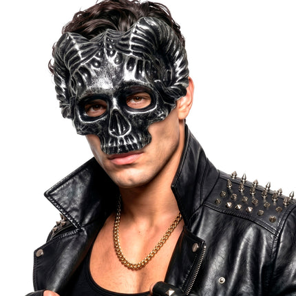 Heer draagt schedel masker ram bij een zwarte leren studjas voor Halloween
