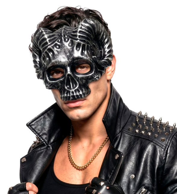Heer draagt schedel masker ram bij een zwarte leren studjas voor Halloween