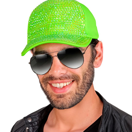 Heer met neongroene strass pet, klep met glinsterende steentjes in close-up