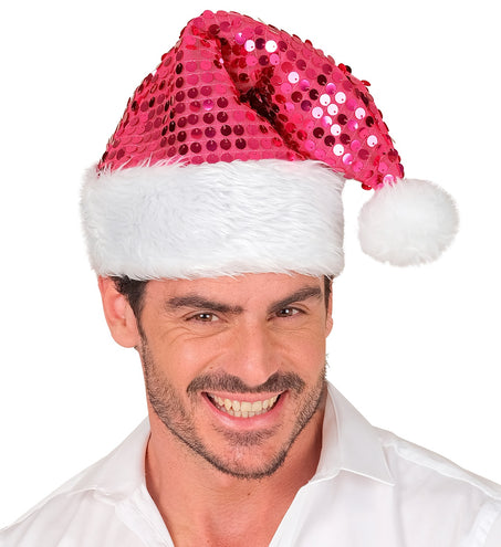 Heer met roze kerstmuts met pailletten en witte pompon boven een witte blouse