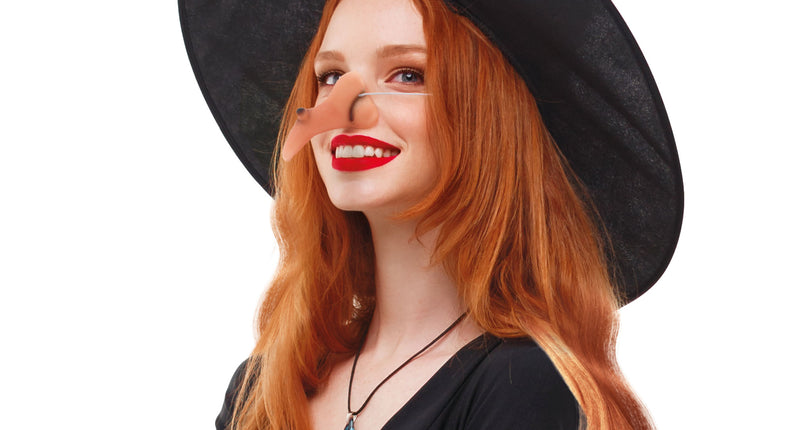 Heksen neus in huidkleur met elastiek, gedragen onder een zwarte punthoed voor Halloween