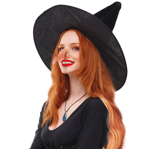 Heksen neus in huidkleur met elastiek, gedragen onder een zwarte punthoed voor Halloween