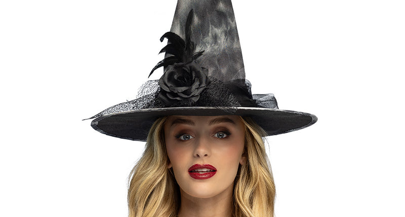Heksenhoed Hecara met grijs-zwart dessin, veren en roos, gedragen door een dame voor Halloween