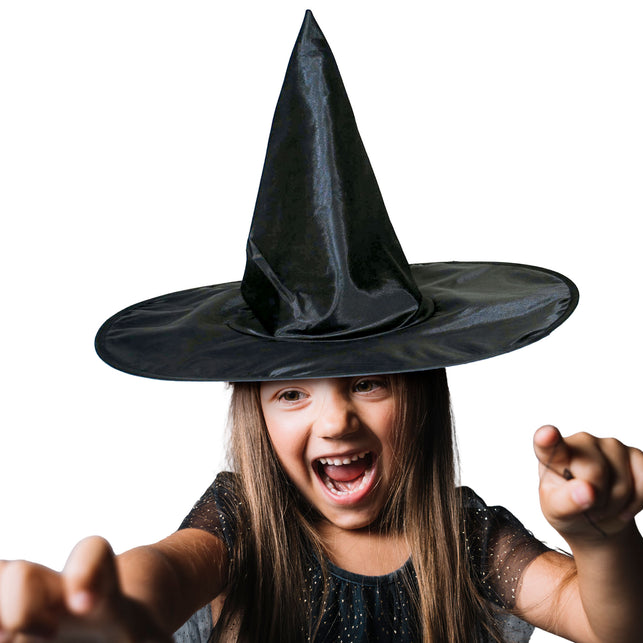 Heksenhoed voor kind, zwarte puntige hoed met brede rand, gedragen door een meisje voor Halloween