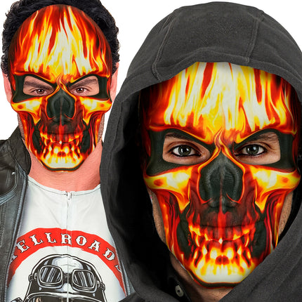 Heren met schedelmasker met vlammen, gedragen los en onder een zwarte capuchon
