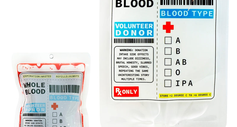Heupfles bloedzak set van 2, doorzichtig zakje en gevuld rood zakje met whole blood-label