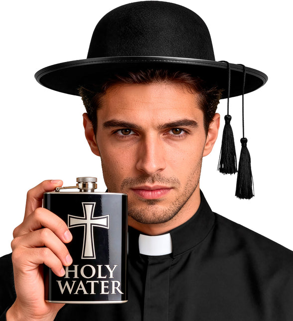 Heupfles Holy Water in de hand bij een zwarte priesterlook met witte boord