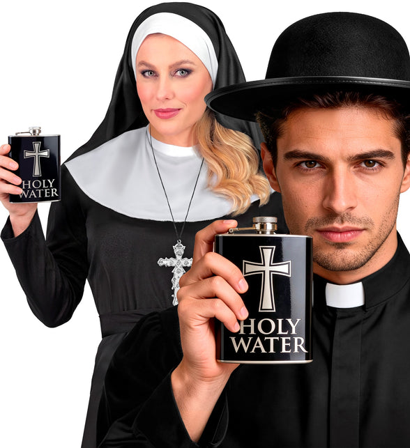 Heupfles Holy Water vastgehouden bij nonnen- en pastoorskostuum voor themafeest