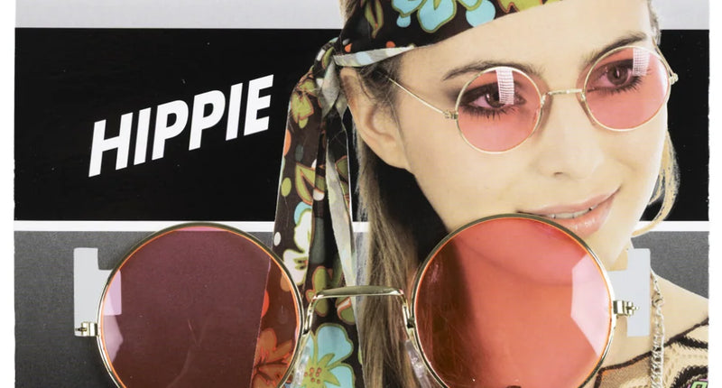 Hippiebril goud met roze ronde glazen op kaart, gedragen met gebloemde haarband voor een hippiefeest