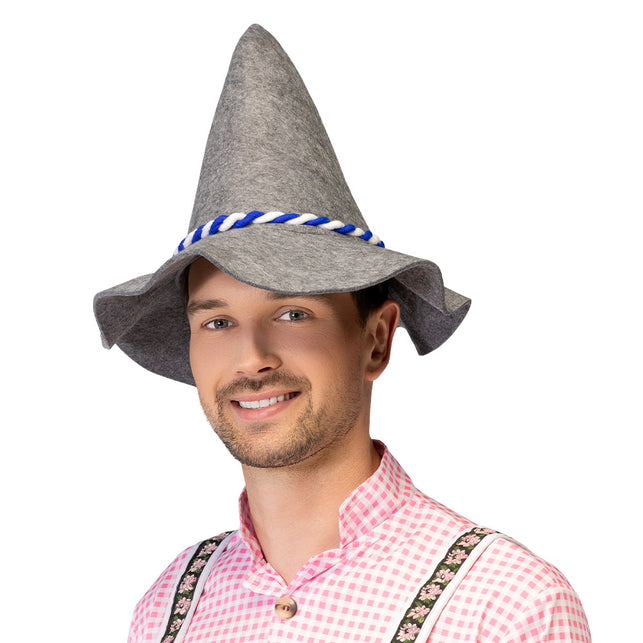 Hoed Beieren op het hoofd van een man, grijze vilthoed met blauw-wit koord voor Oktoberfest