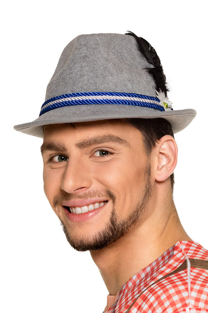 Hoed bierfeest grijs gedragen door man, grijze tirolerhoed met blauw-wit koord en zwarte veer voor Oktoberfest