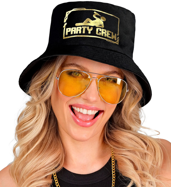 Hoed bucket party crew gedragen door een vrouw, zwarte hoed met goudkleurige print