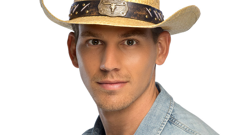 Hoed Maverick bruin cowboy gedragen door een man, met opengewerkte bol en band met stierenkop voor een westernfeest