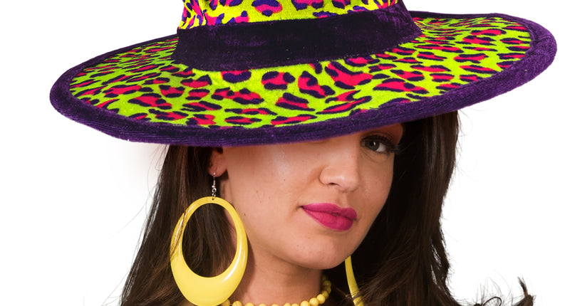 Hoed paars geel met neon luipaardprint in geel en roze, brede paarse rand, voor een jaren 80-feest