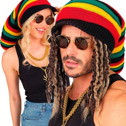 Hoed tam rasta gedragen door dame en heer op een reggaefeest