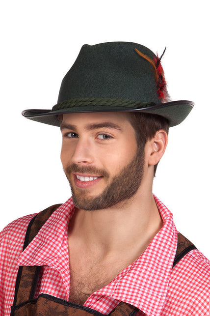 Hoed Tiroler Luxe in groen met gevlochten koordband en sierpluim, gedragen bij een Oktoberfestoutfit
