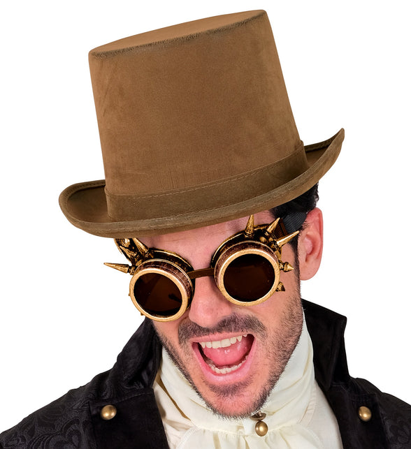 Hoge hoed vintage suede bruin op het hoofd van een man, zijaanzicht van de bol