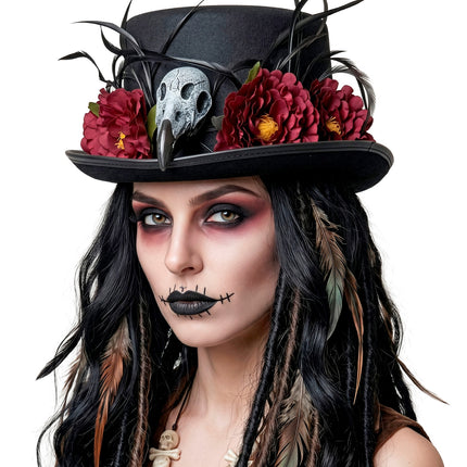 Hoge hoed voodoo op dames voodoolook met zwarte dreadlocks en donkere make-up
