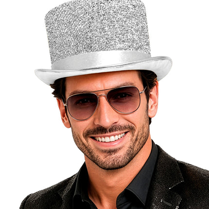 Hoge hoed zilver glitter lurex op het hoofd van een man, rechte bol met witte rand