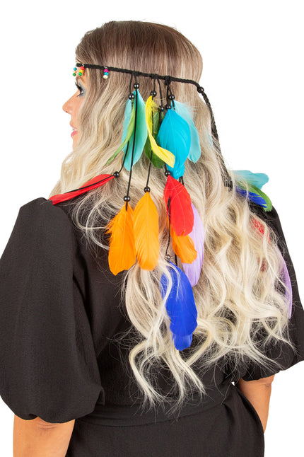 Hoofdband Mallorca multicolor met lange veren in blauw, oranje en lila over lang haar, voor een themafeest