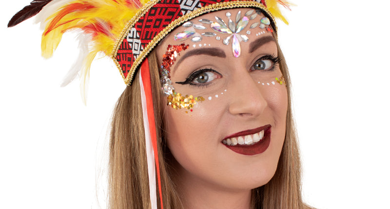 Hoofdtooi El Boscha met gele, rode en witte veren en gouden bies, gedragen door vrouw tijdens carnaval