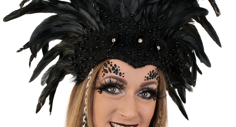 Hoofdtooi zwarte veren met hoge veren en zwarte kralenband, gedragen door een dame op een themafeest