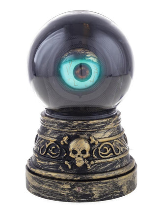 Horror oog decoratie: groenblauw oog in donkere bol op zwart-gouden sokkel met doodskop, voor Halloween
